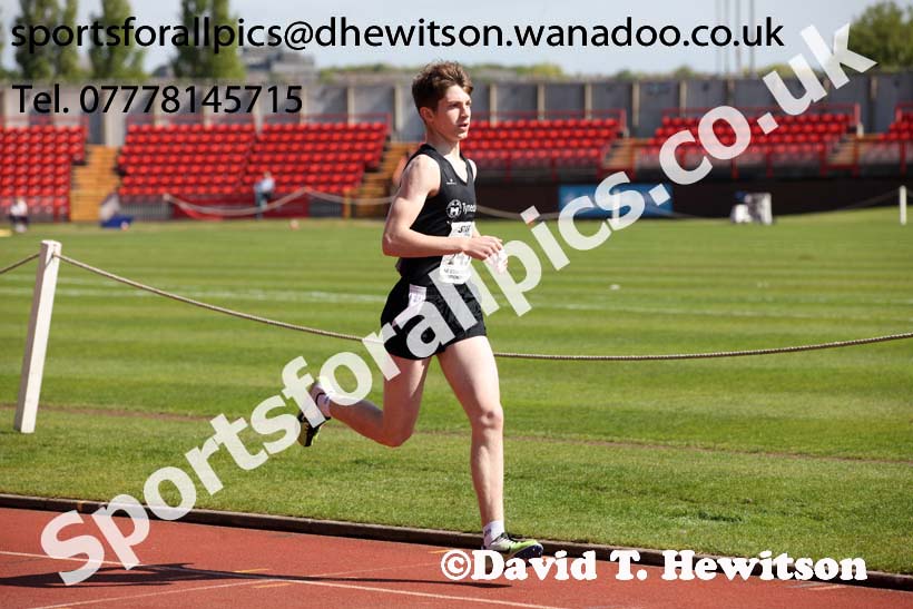 Boys under-15s 800 metres, North Eastern Champs, Gateshead Stadium. Photo: David T. Hewitson/Sports for All Pics